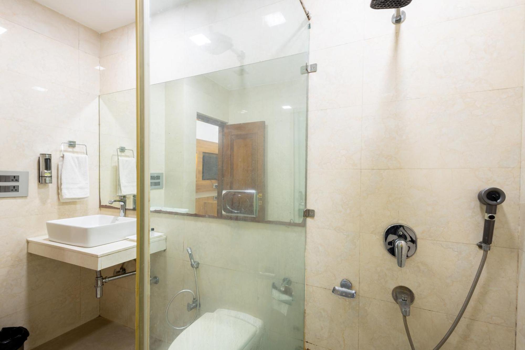 דלהי Hotel Panickers Residency - Ajmal Khan Market Near Karol Bagh Metro מראה חיצוני תמונה